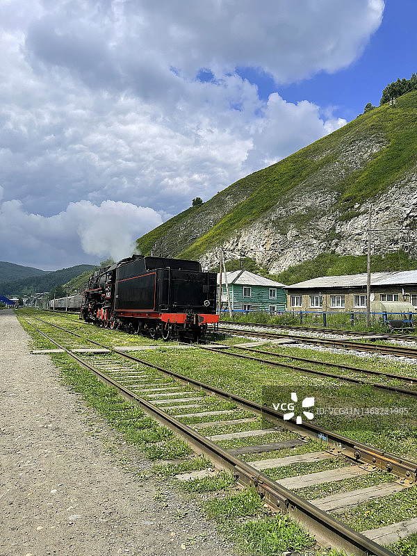 老式蒸汽机车驶离车站，贝加尔港，俄罗斯图片素材