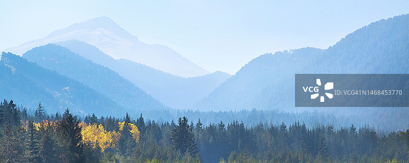 秋日皮林，保加利亚山巅旗图片素材