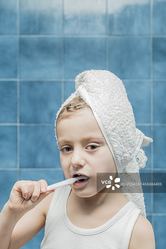 一个孩子在刷牙。图片素材