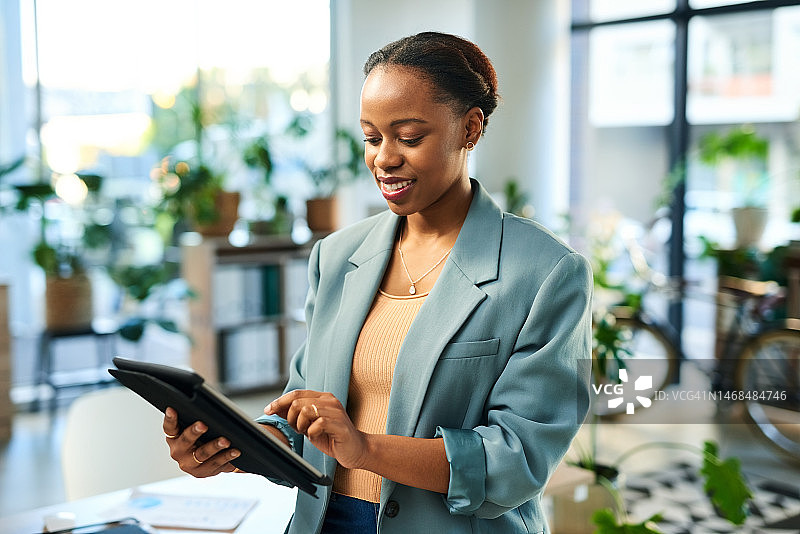 快乐的黑人女性，平板电脑和计划在创业办公室的互联网应用程序上的业务日程。女性工作者，数字技术及软件管理研究策略，seo数据或网站网络图片素材