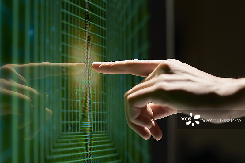 侧视图的手指向一个绿色技术屏幕几何形状图片素材