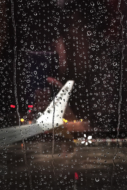 在机场，从一架飞机的窗户里看到一些雨滴图片素材