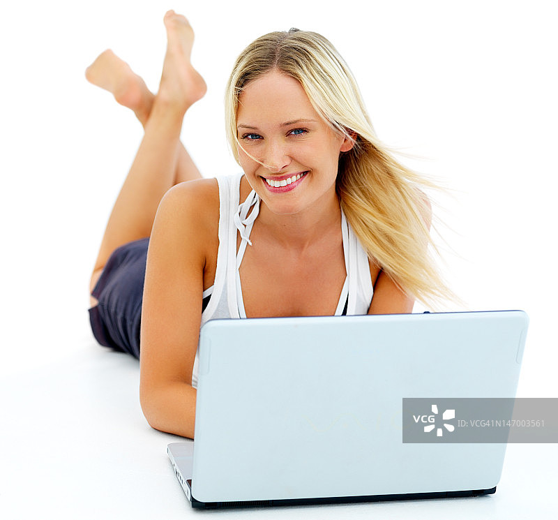 快乐的年轻女子使用笔记本电脑图片素材