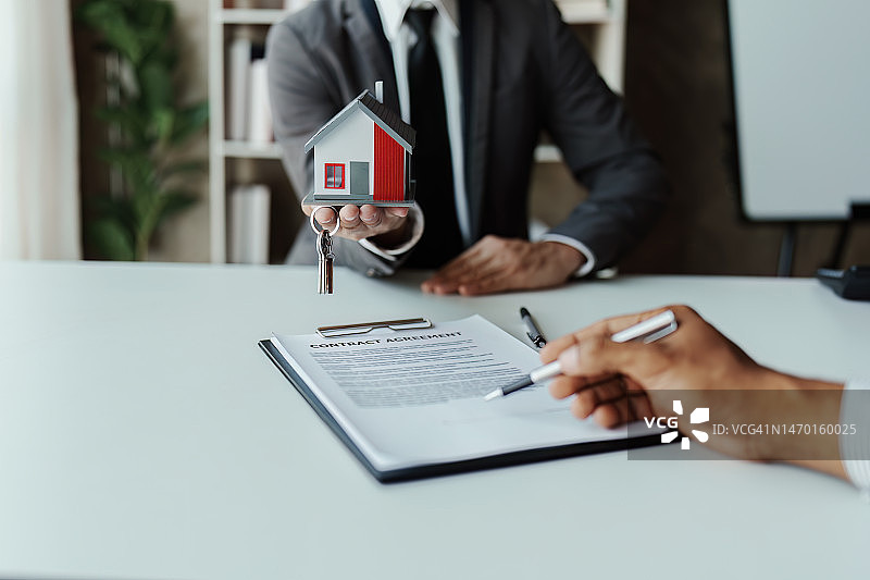 购买房屋和土地的房地产公司在签订购房协议和贷款协议后，将钥匙和房屋交付给客户。图片素材