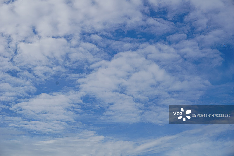稻田与晴朗的天空，龙目岛，西努沙登加拉，印度尼西亚图片素材