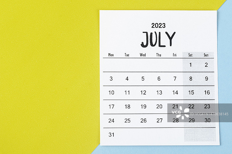 日历台2023:7月是组织者用双色纸张背景进行计划和截止日期的月份。图片素材