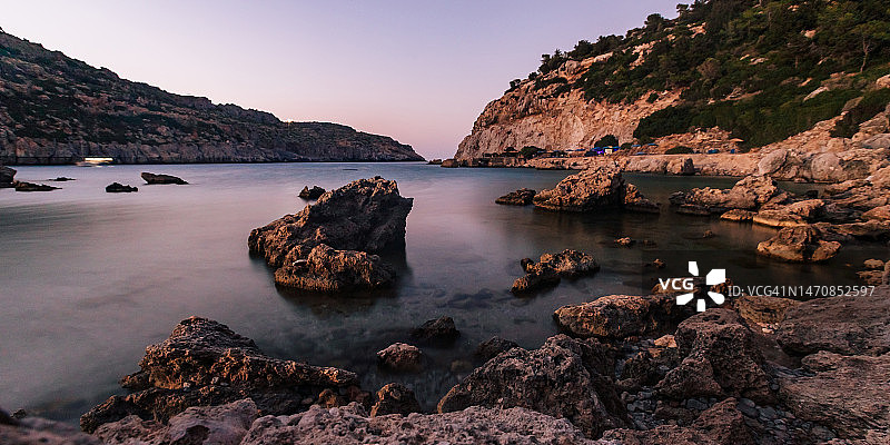 海滩和岩石，安东尼奎因湾。风景摄影，旅游概念。希腊，罗德岛，法里拉基地区照片。水，海和自然在美丽的地方。图片素材
