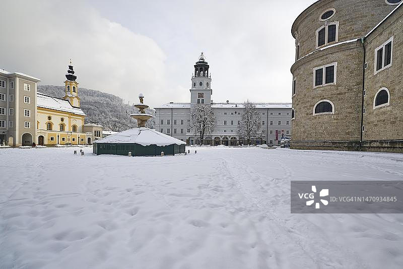 萨尔茨堡的冬天，大教堂，住宅喷泉，萨尔茨堡市，萨尔茨堡，奥地利图片素材