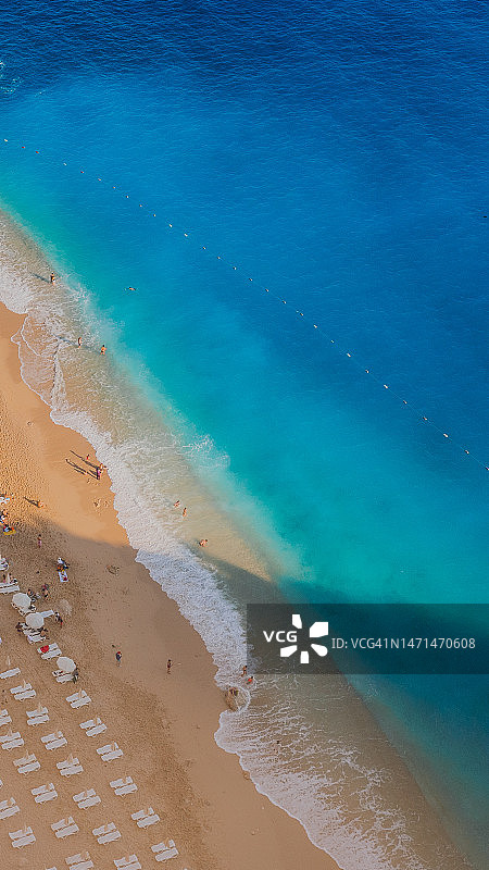 土耳其地中海卡尔坎海滩的鸟瞰图图片素材