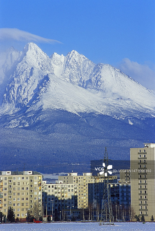 高塔特拉山对面的公寓楼图片素材