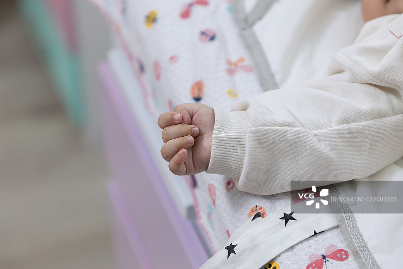 一个婴儿紧握拳头的手的特写图片素材