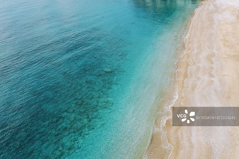 无法辨认的海滩，就在无人机的视野上方图片素材