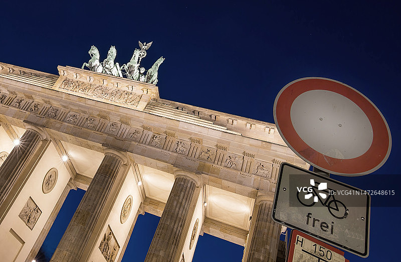蓝色时刻的勃兰登堡门(德国柏林)图片素材