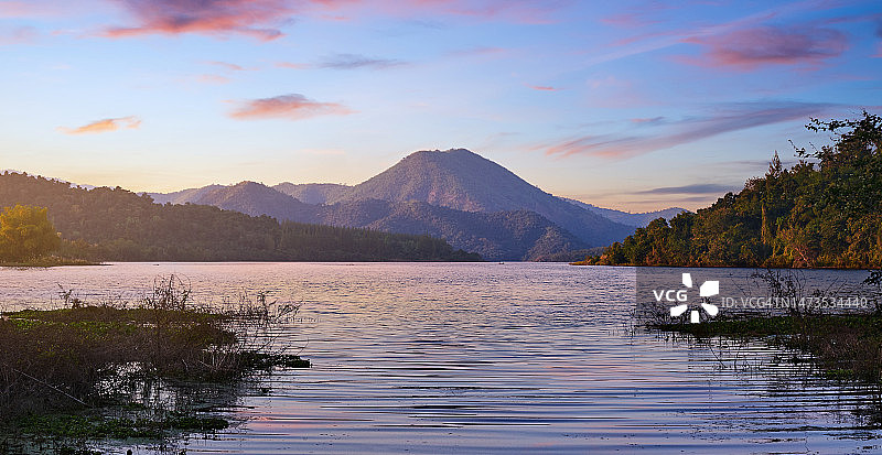 日落时分，泰国拉差武里省美丽的湖泊图片素材