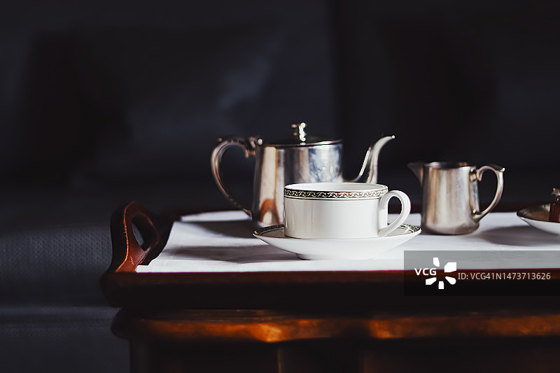 英式茶放在古董茶几上图片素材