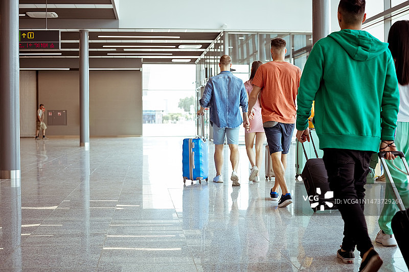 旅客带着行李在机场行走图片素材