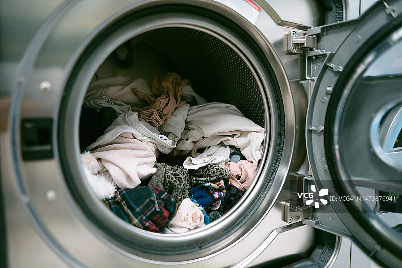洗衣店洗衣机里的脏衣服图片素材