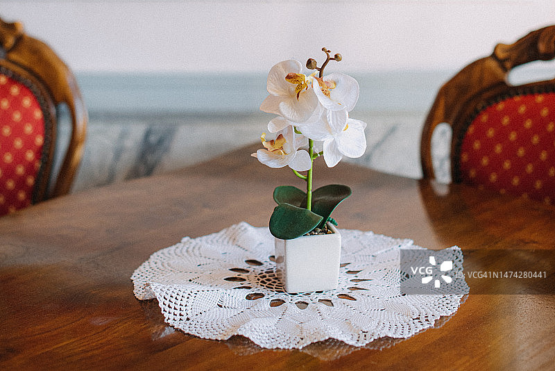 人造兰花在优雅的木桌上图片素材