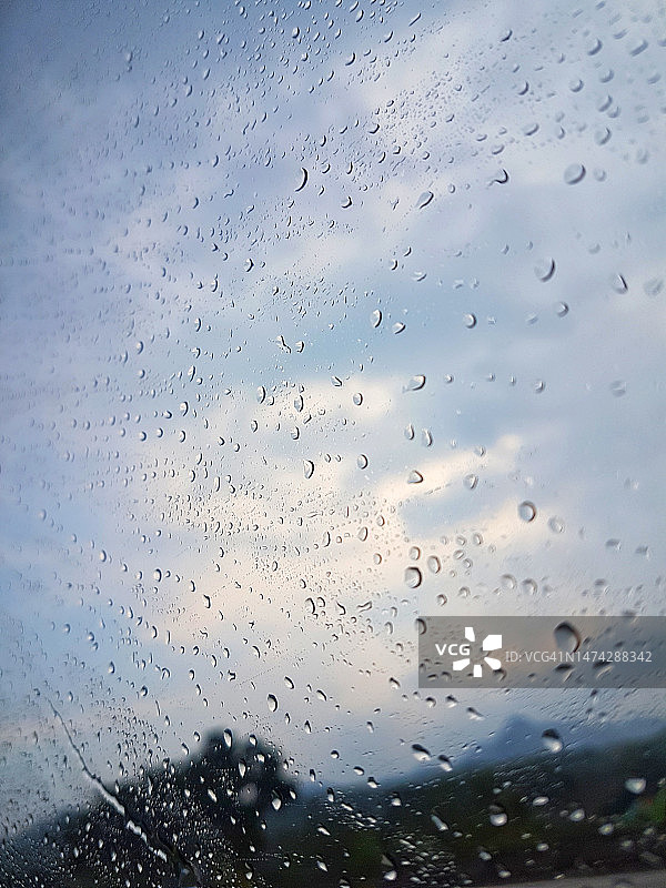 玻璃窗上雨滴的全帧镜头图片素材
