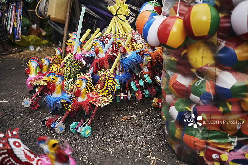 在阿米德的一个仪式上，街头商店里的锡玩具。巴厘岛市场上的彩色儿童玩具。图片素材