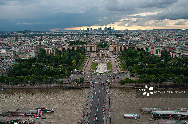 从埃菲尔铁塔的顶端俯瞰公园和巴黎城图片素材
