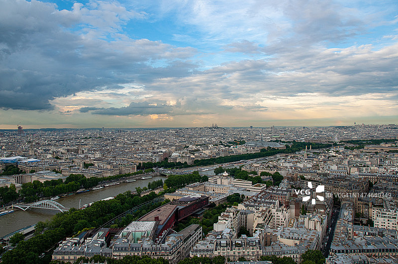 从埃菲尔铁塔的顶端俯瞰公园和巴黎城图片素材