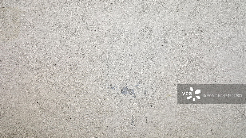 在法国巴黎，开裂和有纹理的混凝土墙上，风化的白色油漆图片素材