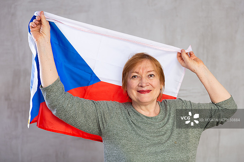欢快的高级妇女自信地站在捷克国旗图片素材