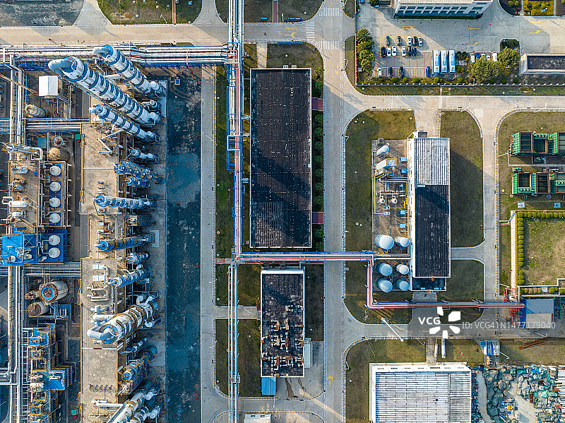 一个大型化工厂的建筑、设备的鸟瞰图图片素材