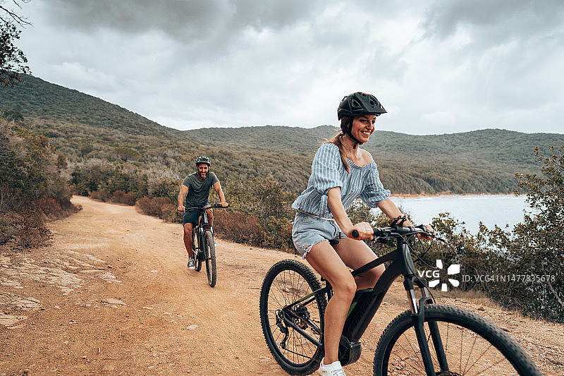 一对骑着电动自行车的游客图片素材