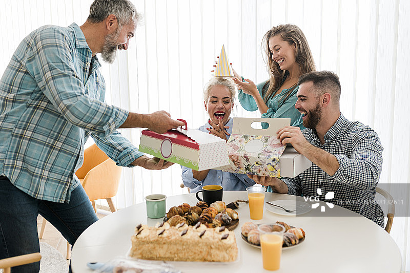 多代白人家庭一起在家庆祝母亲的生日图片素材