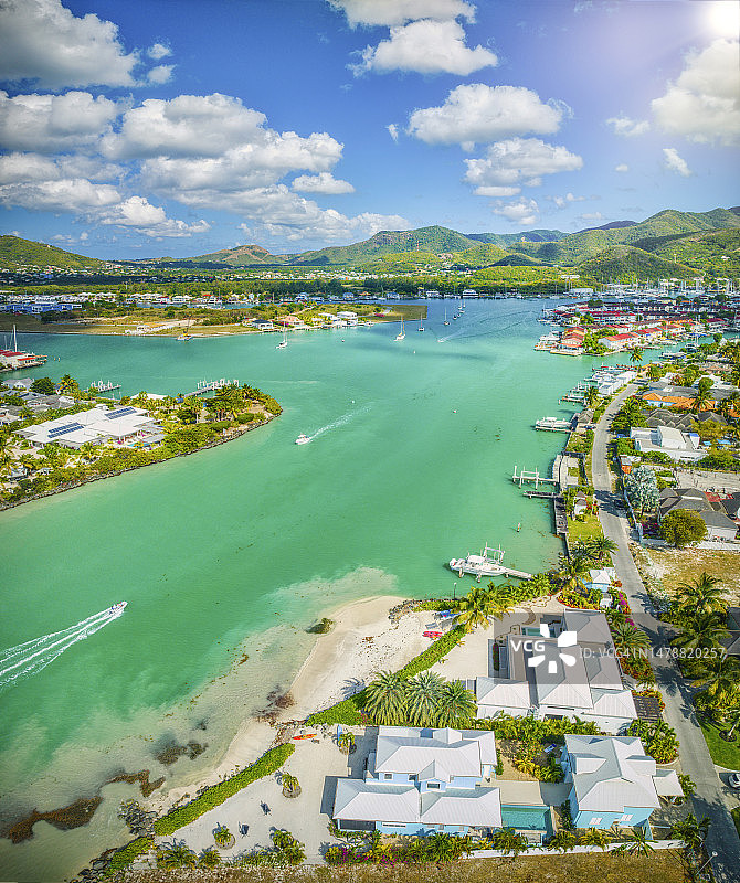 从加勒比海安提瓜岛上空俯瞰乔利港图片素材