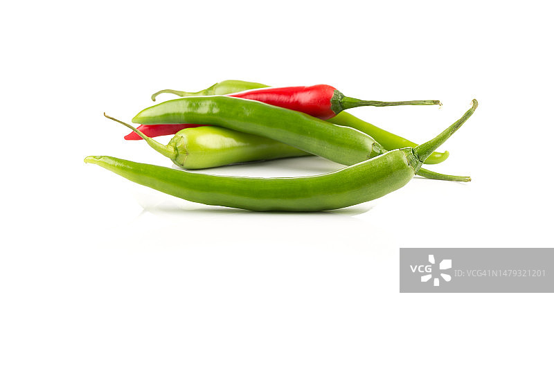 绿色和红色辣椒孤立在白色背景图片素材
