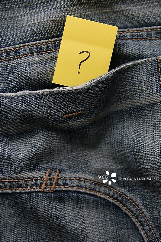 乌克兰，牛仔裤口袋里纸标签上的一个问号图片素材