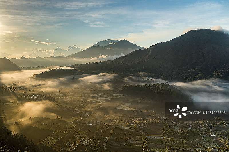印度尼西亚巴厘巴图尔地区壮丽的日出图片素材