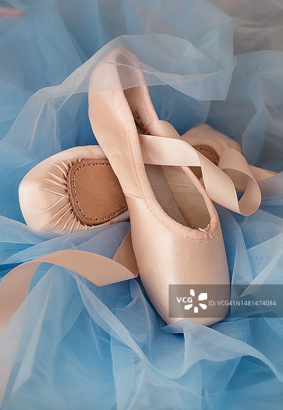 蓝色芭蕾舞裙和芭蕾舞鞋图片素材