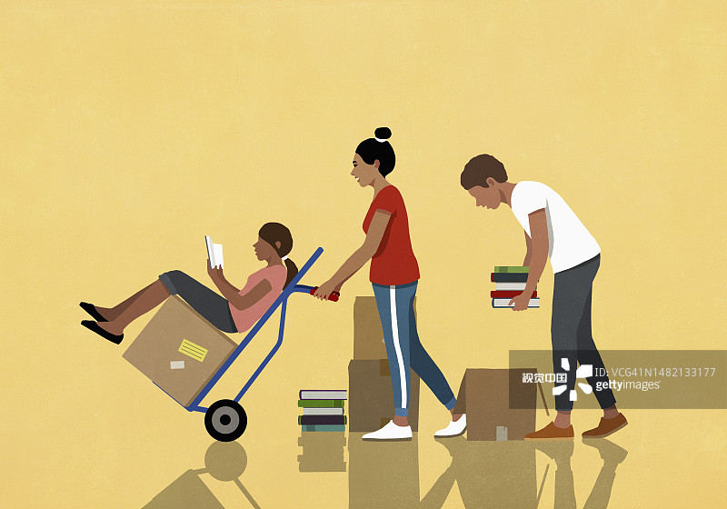 家庭阅读，打包和移动书籍的箱子用手推车图片素材