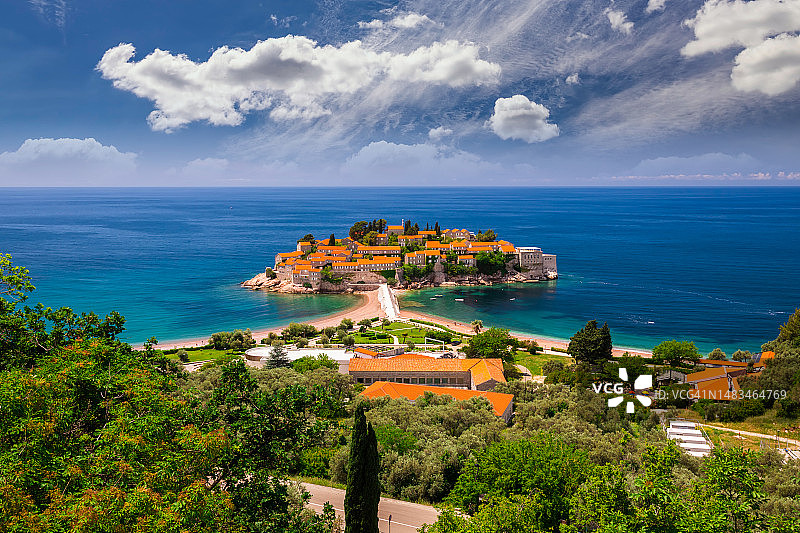 Sveti Stefan岛在黑山的布德瓦，一个美丽的夏日。图片素材