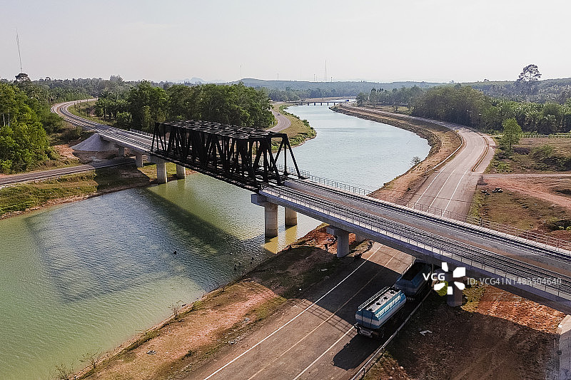 横跨河流和公路的铁路桥。高角度视图图片素材