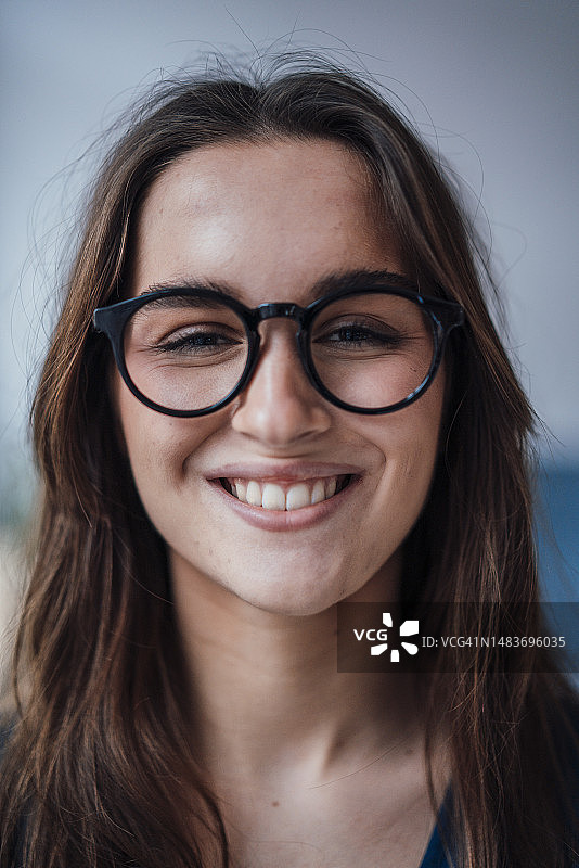 戴着眼镜的快乐年轻女商人图片素材