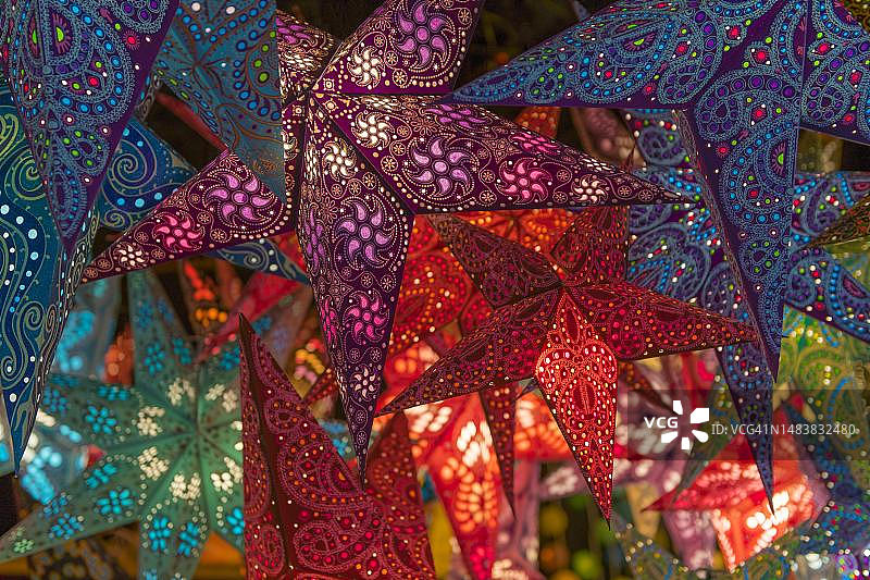 德国黑森州法兰克福的罗默圣诞市场里，五彩缤纷的圣诞星星从内部点亮图片素材