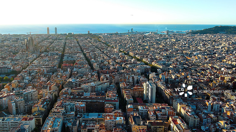 巴塞罗那鸟瞰图，西班牙加泰罗尼亚巴塞罗那的住宅区。著名城市网格图片素材