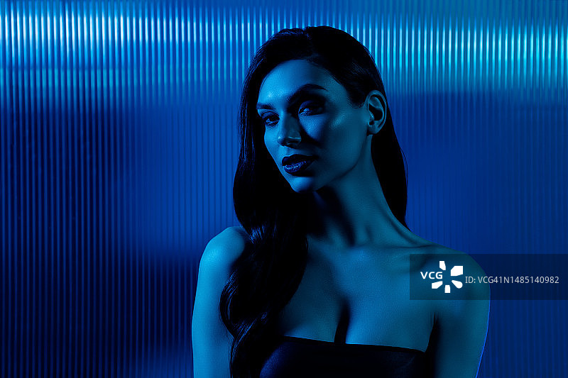 性感迷人的女友在迪斯科派对现代狂欢活动网络虚拟现实蓝色霓虹色彩气氛墙图片素材