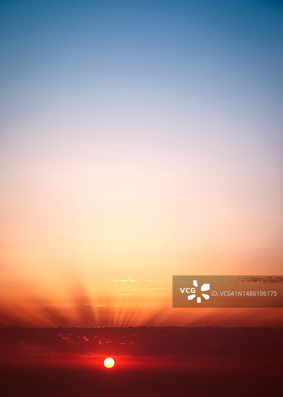罗马尼亚日落时天空映衬下的风景剪影图片素材