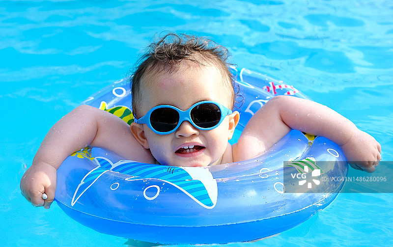 一个婴儿在水池里的浮标里图片素材