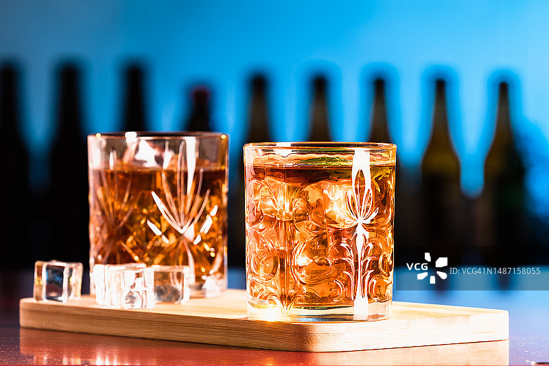 罗马尼亚，酒吧里的威士忌杯加冰图片素材