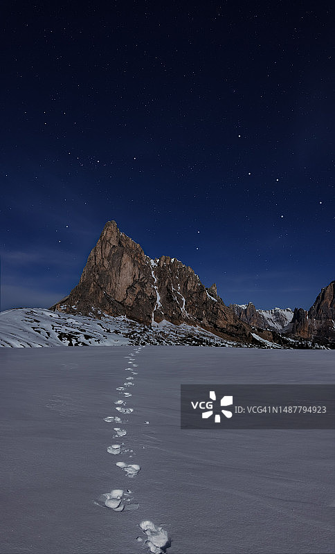 意大利贝卢诺省，白雪皑皑的群山映衬着夜空图片素材