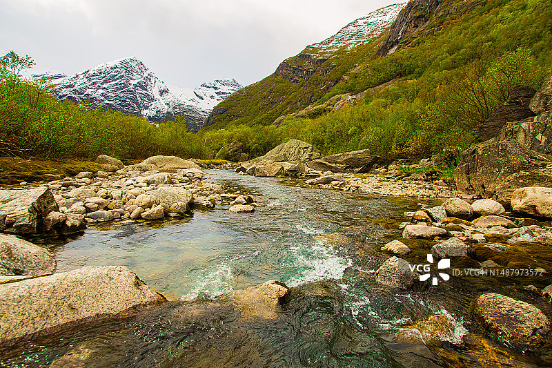 挪威约斯达尔斯布林国家公园。Briksdalsbreen冰川。北方的气候。山脉。春天图片素材
