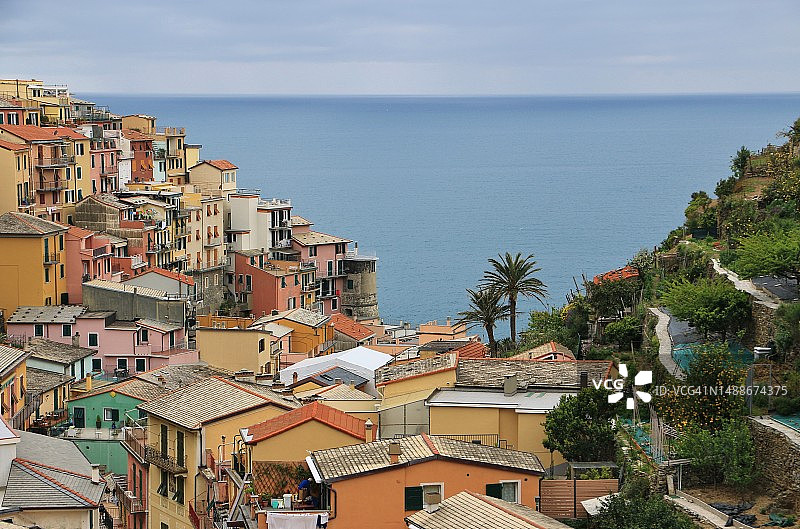 意大利拉斯佩齐亚里奥马焦雷，大海对天空的高角度城镇景观图片素材