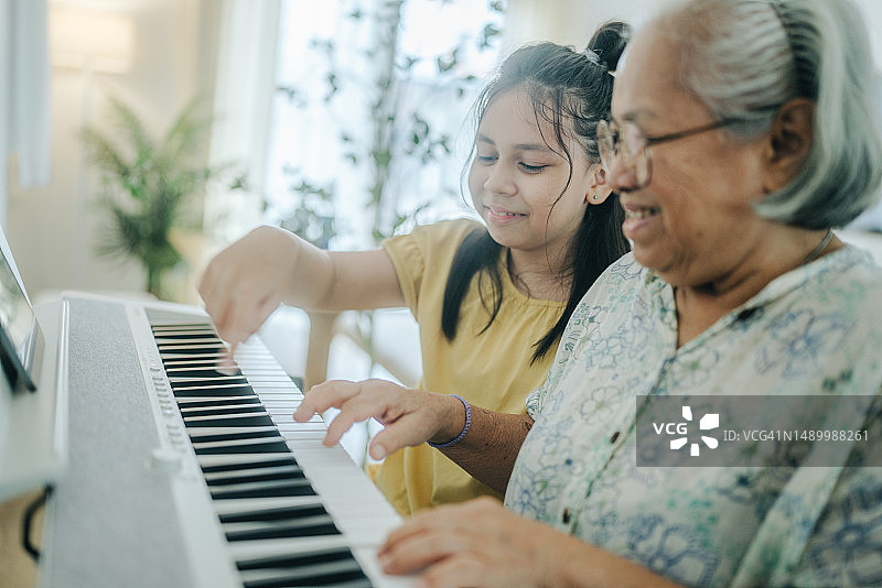奶奶和孙女弹钢琴图片素材